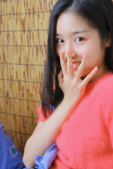 将舌头伸入她两腿间的花缝里